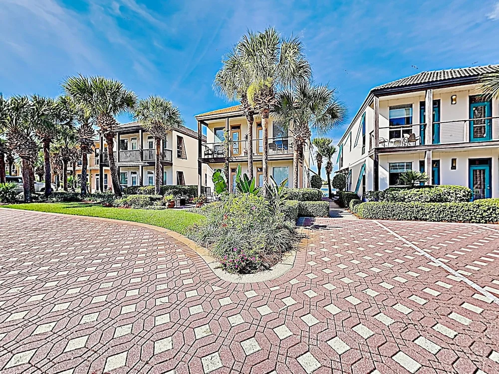 New Listing! Destiny Beach On Lake W/ Pool 2 Bedroom Duplex