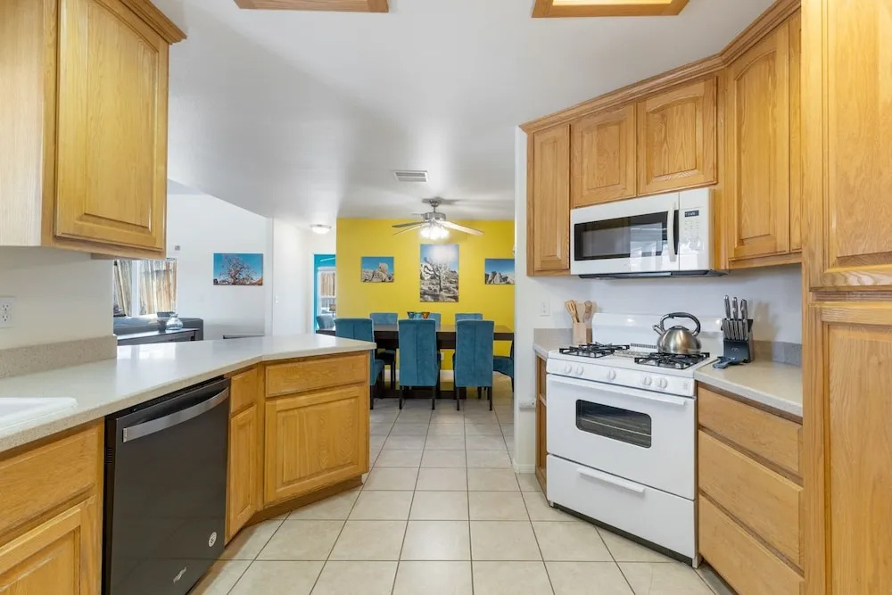 Colorful Cactus - Hot Tub, Bbq And Fire Pit! 4 Bedroom Home by RedAwning