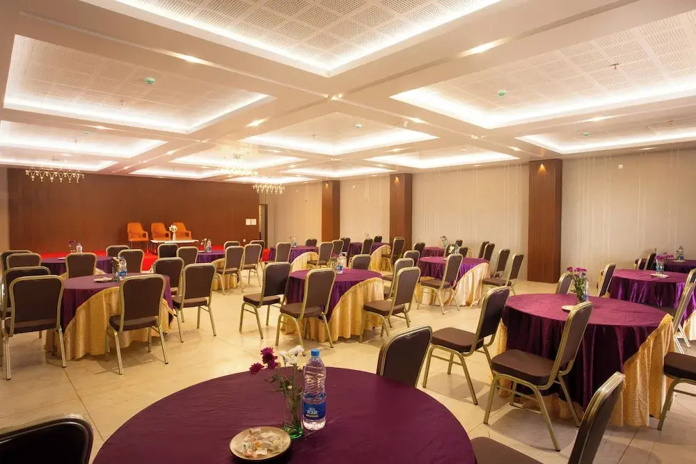 Le Crown Hotel