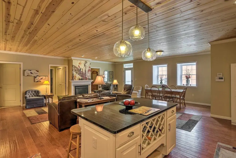Cheerful Tiffin Digs in the Heart of Downtown