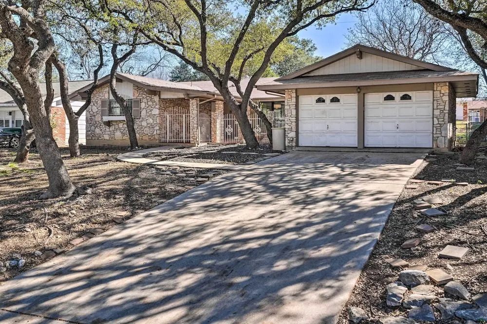 Lovely San Antonio Home ~ 13 Mi to Downtown