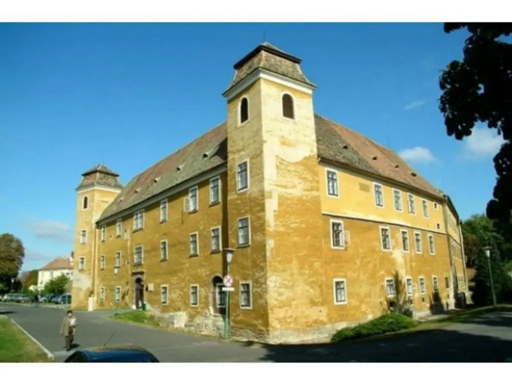 Óvár Apartman
