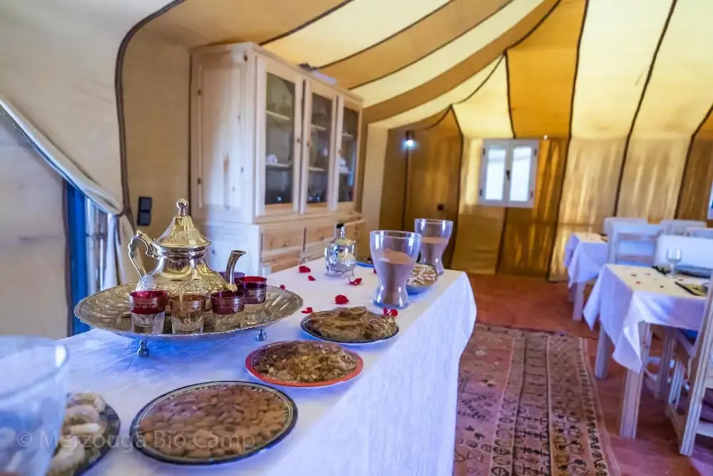 Splendid desert Saharian Luxury Camp in quiet and idyllic sand dunes