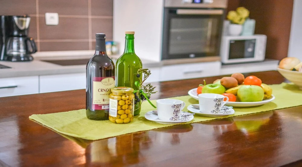 Villa Martin - Fast WiFi, Near restaurant, Fenced Yard, Pavilion, Center of Village