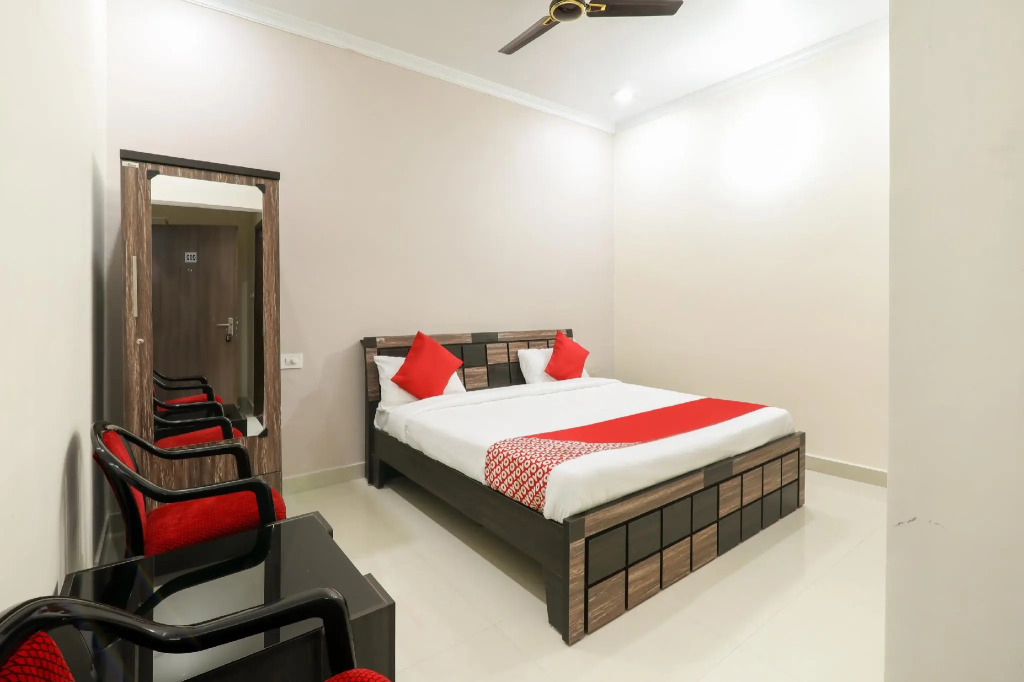 OYO 75810 Ronak Hotel