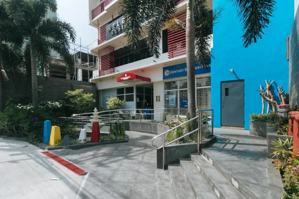 RedDoorz Plus @ Buendia Ave Makati