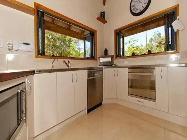 Treetop Oasis - Tairua Executive Holiday Home