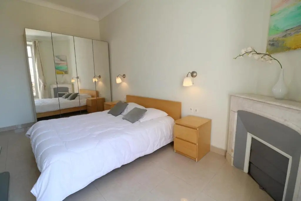 2 Bedroom Forville. 8 Mins From the Palais. 328