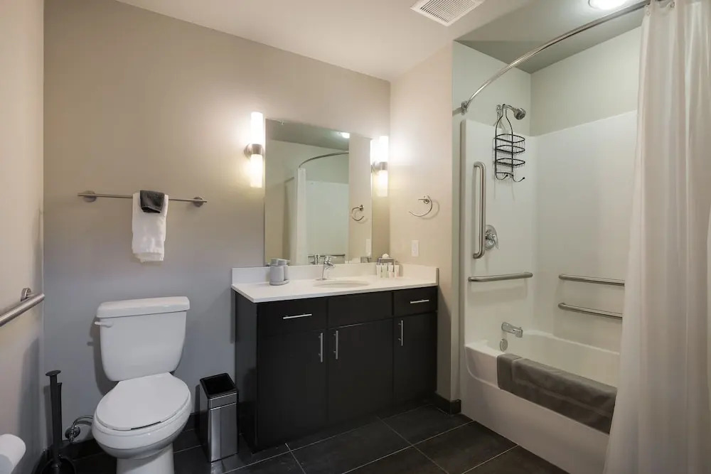 Swofford - Spacious DT Apts with Free Parking by Zencity