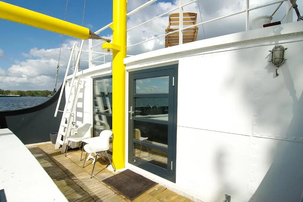 Magnificent houseboat with a stunning view