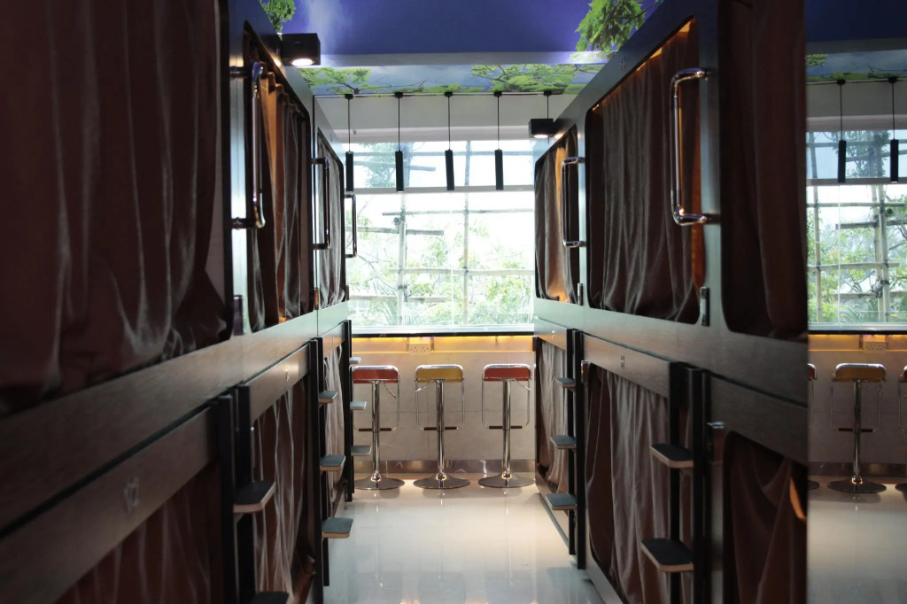 SNOOZE Capsule Hotel