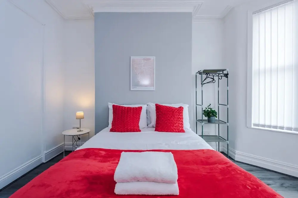 A-K Apartments - Spacious 4 Bedroom House, Central Location, Sleeps 8!
