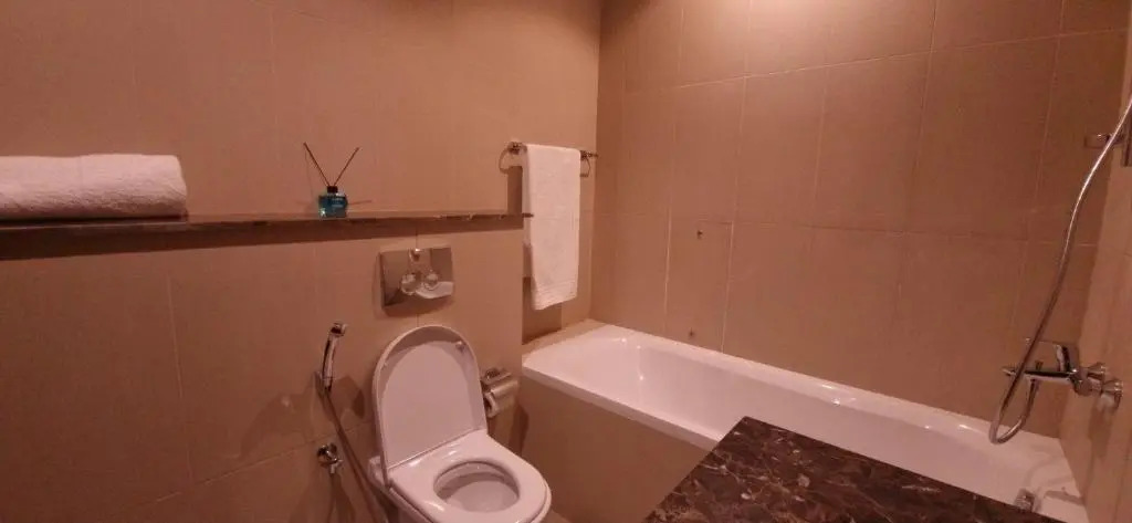 ONE Elegant Apartment in Muscat Bay 03