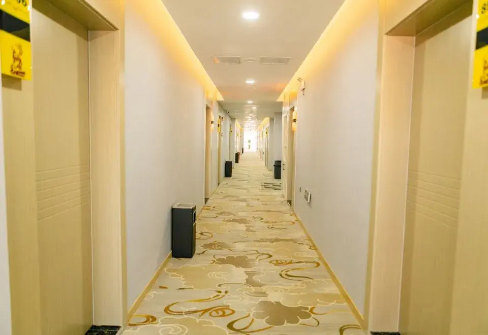 Huayi Hotel (Puyang East High-Speed Railway Station)