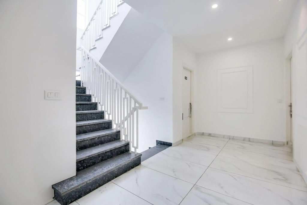 OYO Flagship 80590 Sky White House