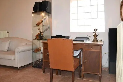 Unwind in a Spacious flat with Gardens near Beach