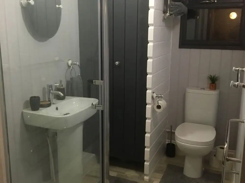 Secret Lodge by Cardiff Holiday Homes