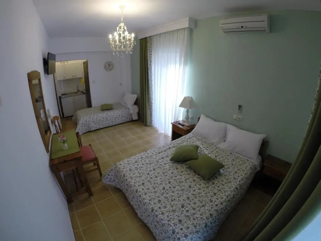 Akrotiri Hotel