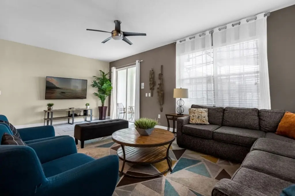 5 Bedrooms 4 Bathrooms Storey Lake 4806 Cs