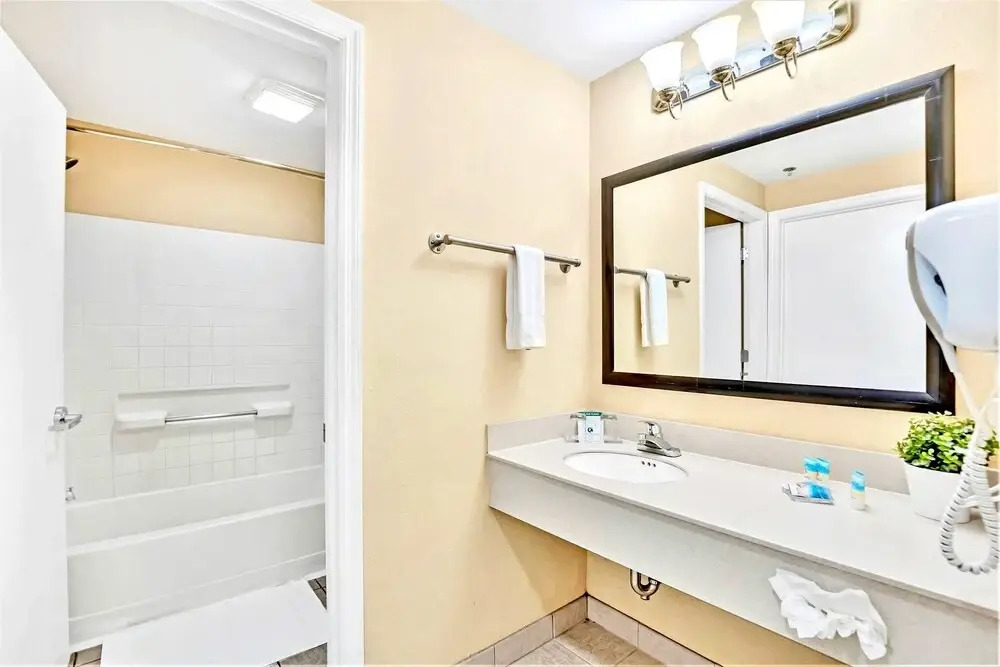 Cozy Apartment w Pool and Hot Tub - Near Disney