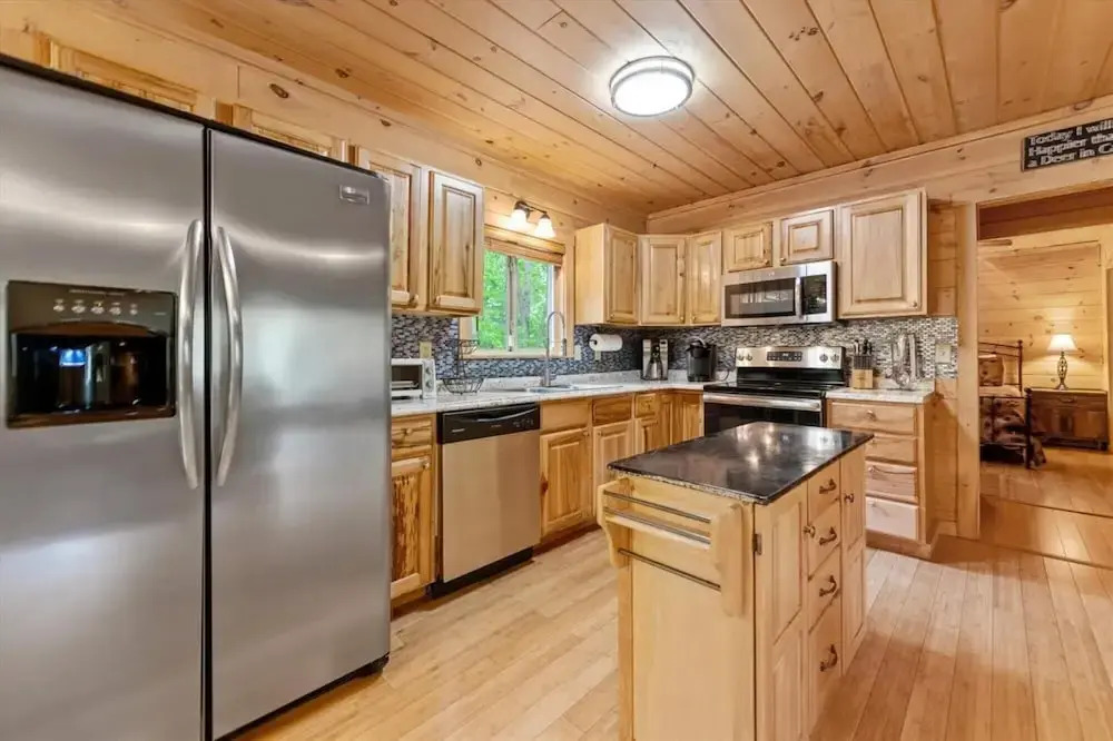 Firefly-pristine Mountain Cabin With hot tub Screened Porch Fire pit Wifi