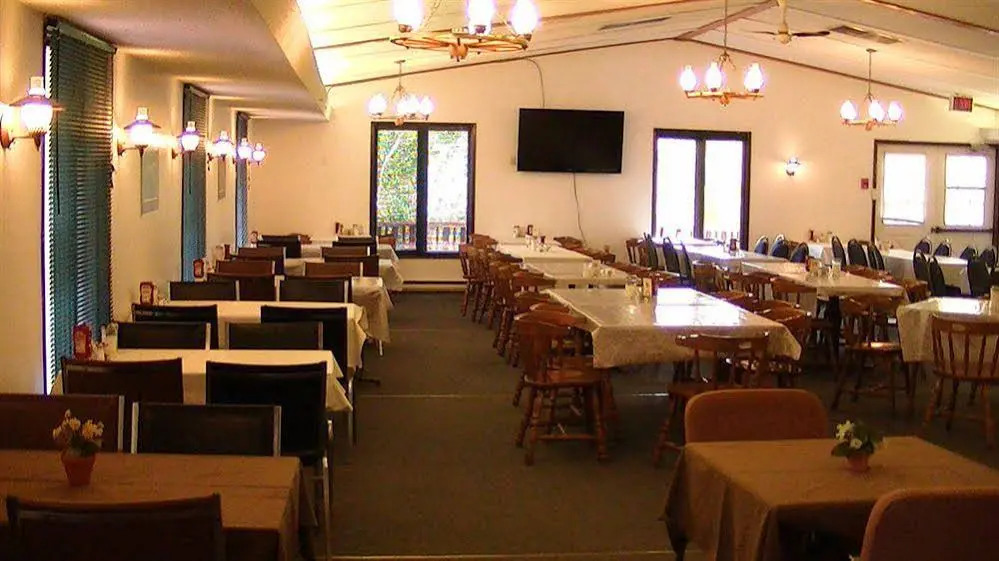 Hill Island Lodge