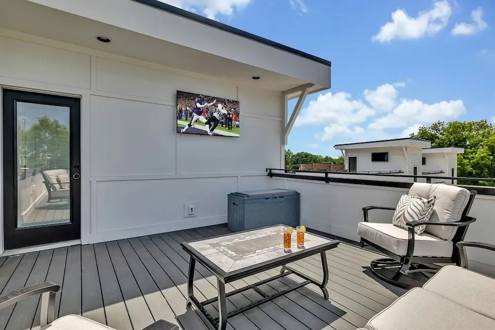 Bass - Private Rooftop - 8 Mins to Broadway