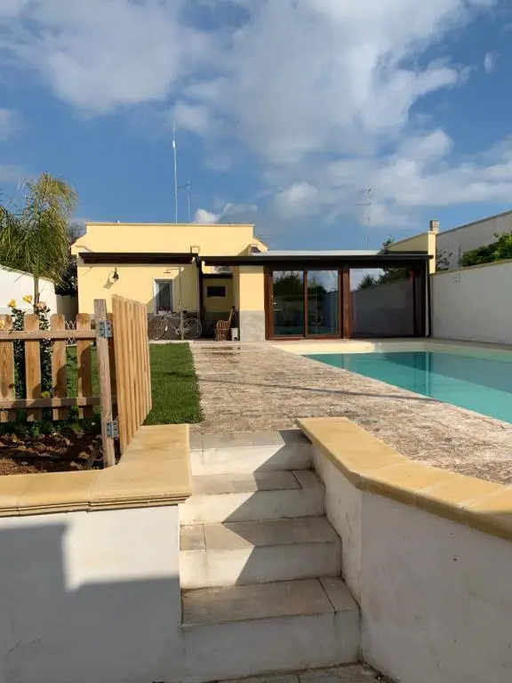 Appartamento in villa con piscina a 700m dal mare