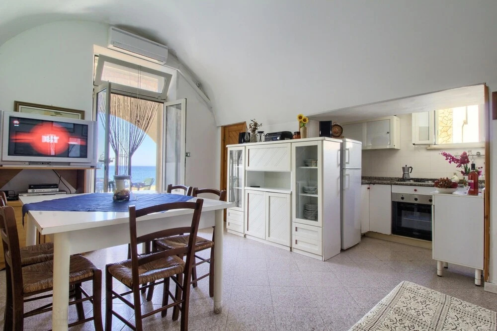 Lo Scalo, Front sea House