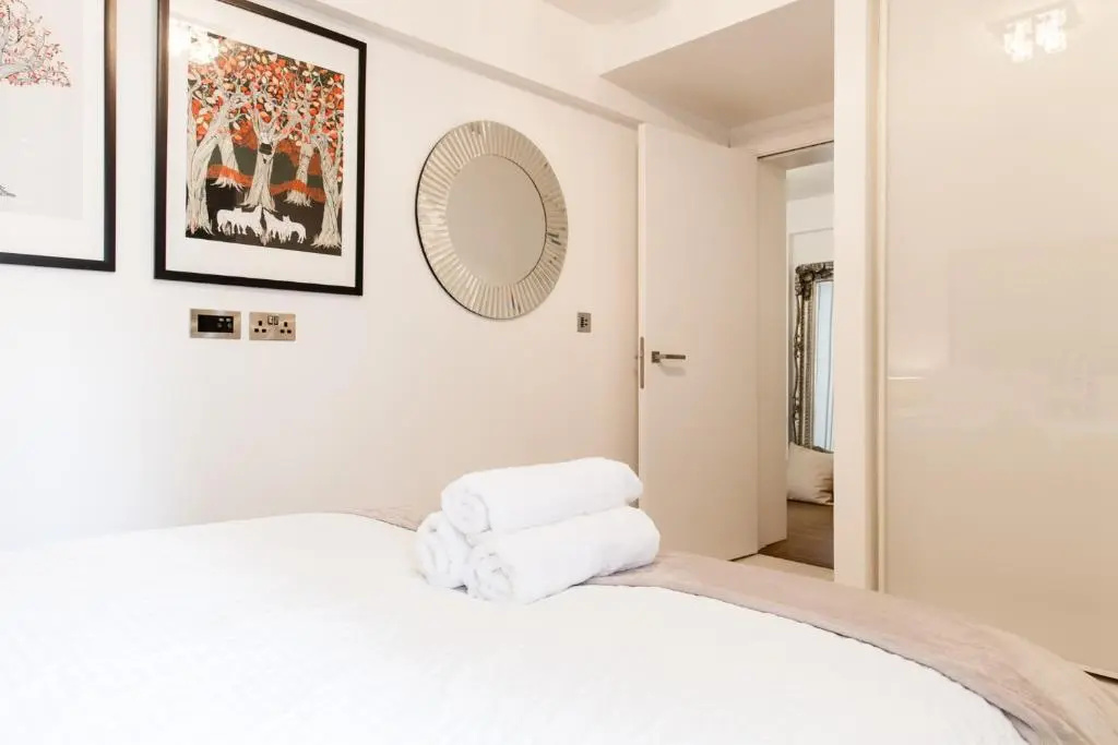 AIRCON, LUXURY 2 BEDR, 3BEDS, 2 BATHR, COVENT GARDEN, Best Location