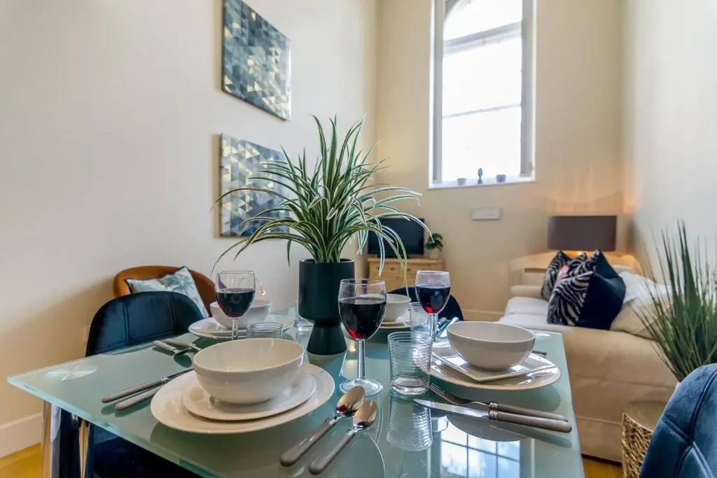 King St 1 bed apartment