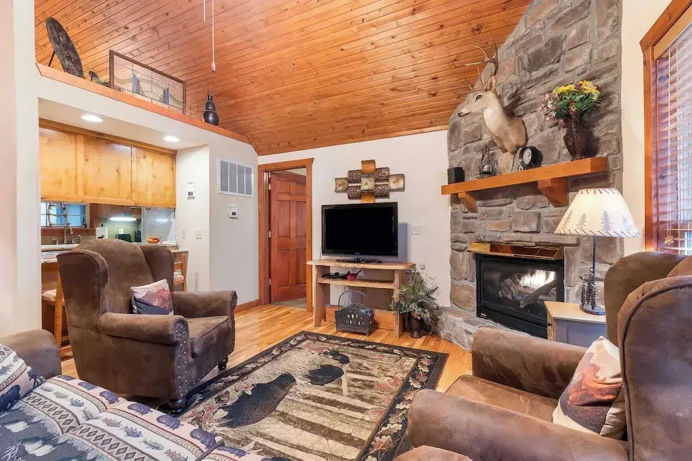 Creekside - 2 BDR Resort Cabin in Epic Location!
