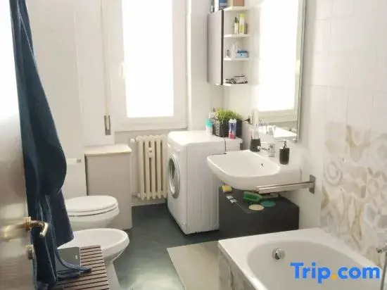 Spacious room in three-room apartment a stones throw from the M1