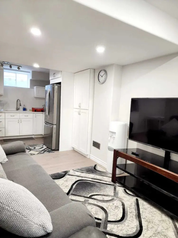 Stunning - Basement Apt in Barrie