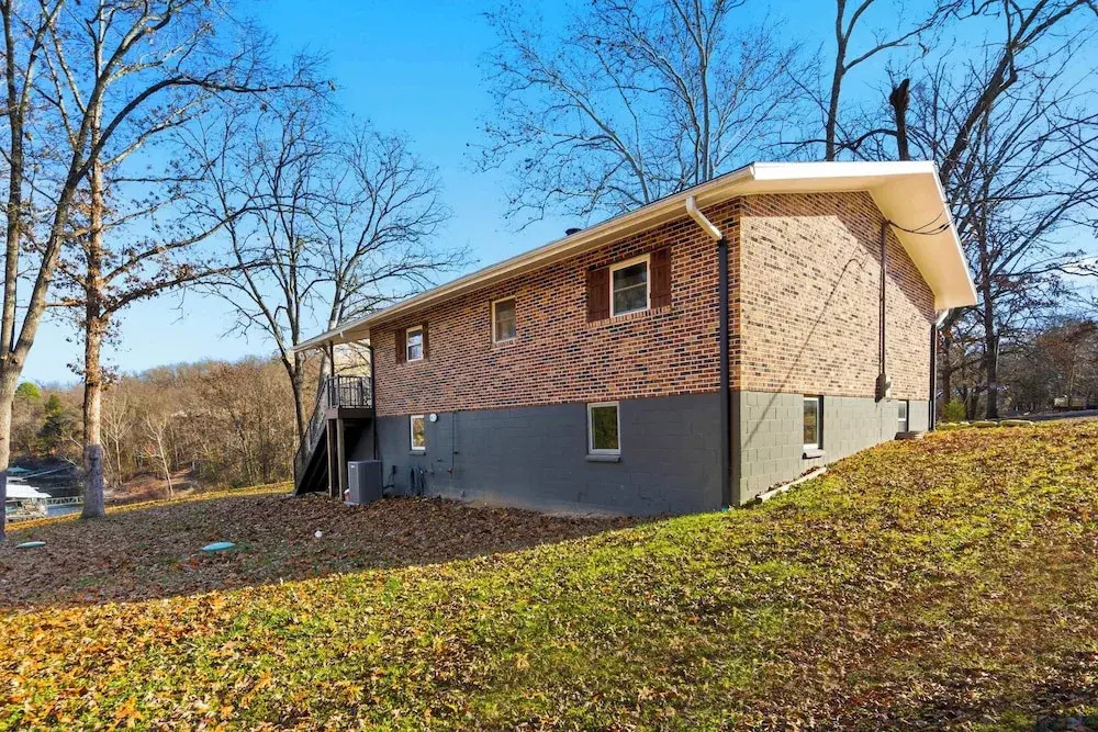 Lakeside Brick Retreat For 8