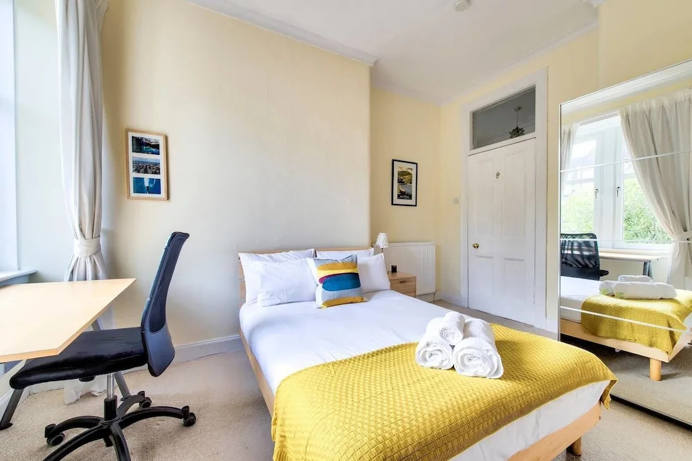 Naturally Well-lit and Intimate 2-bedroom West End Apt
