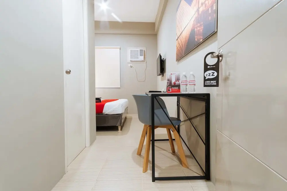 RedDoorz Plus near Osmena Highway 2 - Quarantine Hotel