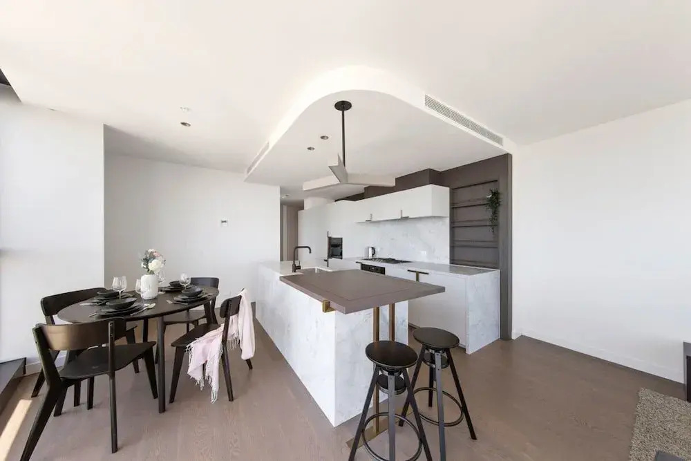 Lovely 3BR Apt With Panoramic Views, Free Parking