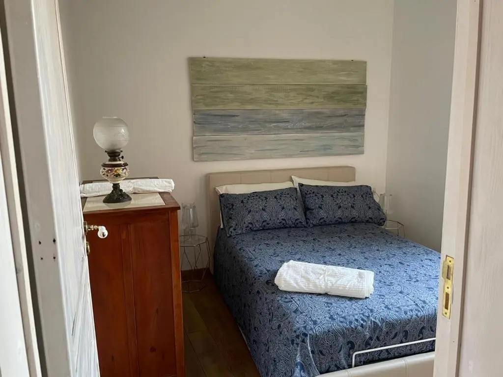 donna serena Aci Castello