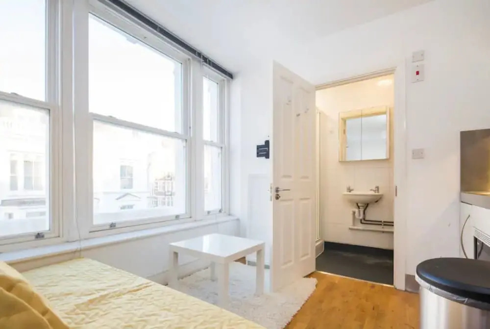 Bright Ensuite Studio Apartment in West Kensington