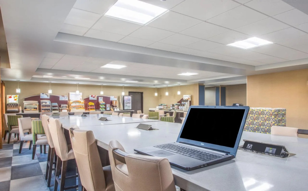 Holiday Inn Express & Suites Shawnee-Kansas City West by IHG