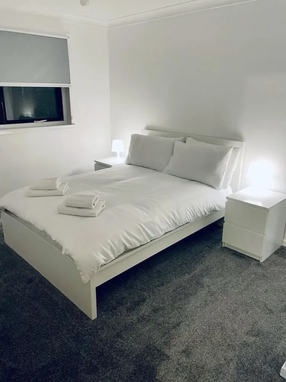 Modern 2 Bedroom Apartment With Free Parking
