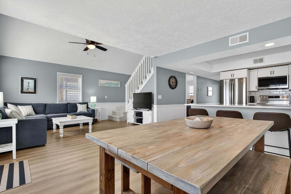 Luna By The Sea / 238 Brunswick Ave West 3 Bedroom Home