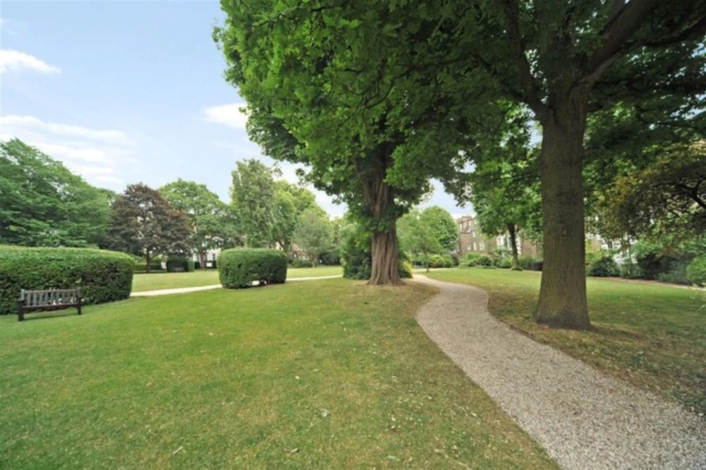1 Bedroom Flat In Vibrant Earls Court