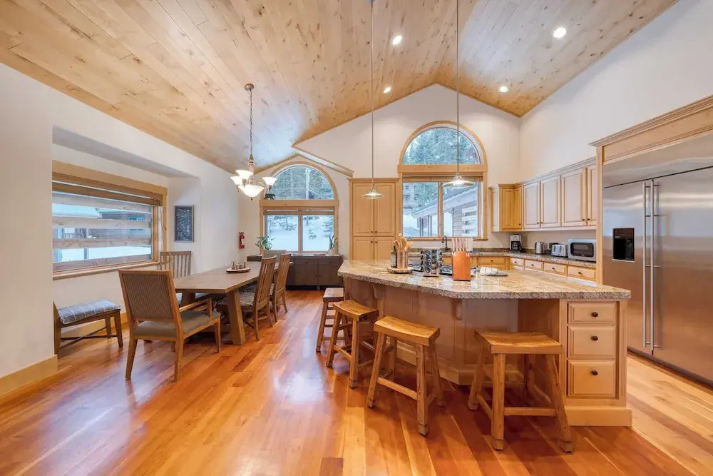 5 Mins to Ski Resort Ping Pong, Pool Table, Deck Donner Ridge by Avantstay