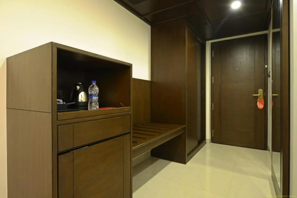 Hotel Naveen Lakeside