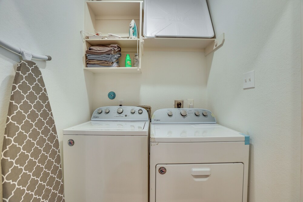 Houston Upgrade! Spacious + Modern Unit Near UH
