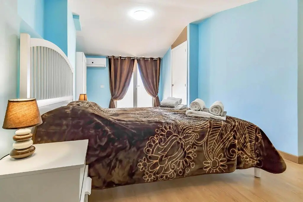 YELLOW 3 bedroom large apartment for 10 guests