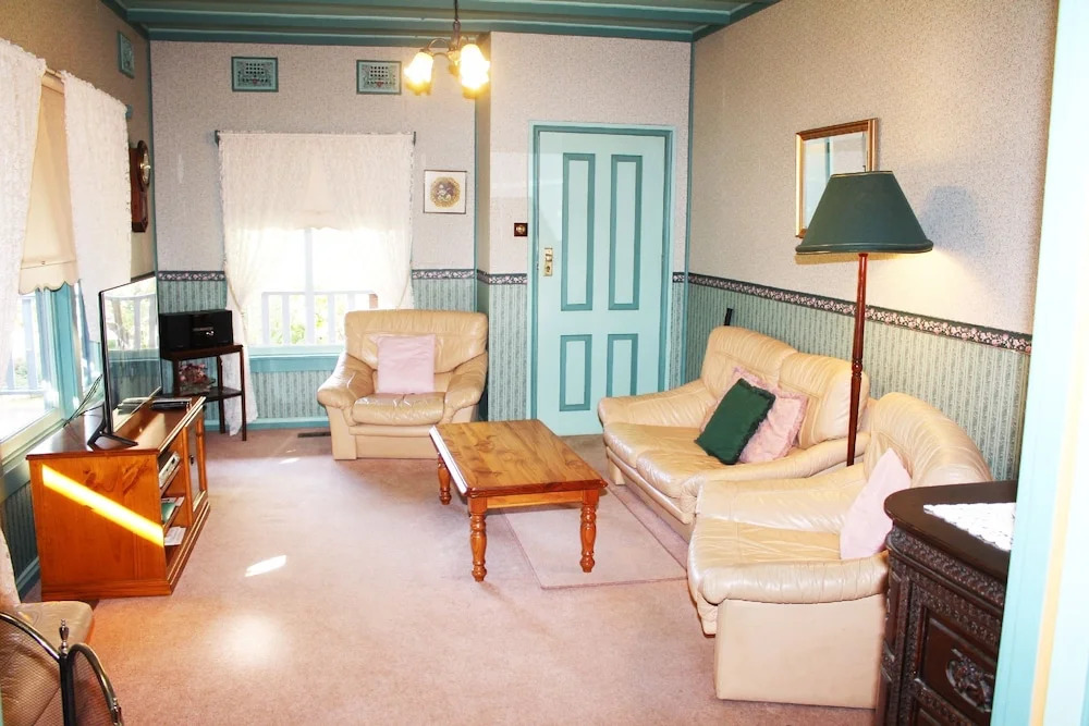 Ambrose Cottage Front Apt