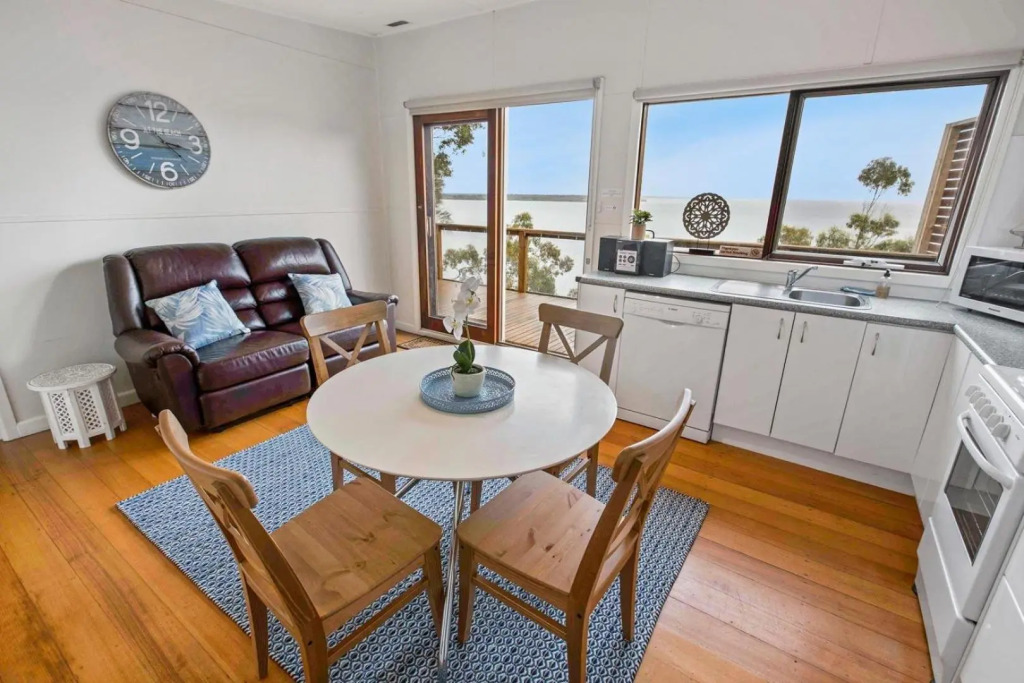 Lakescapes Cottage - 180 Degree Panoramic Views